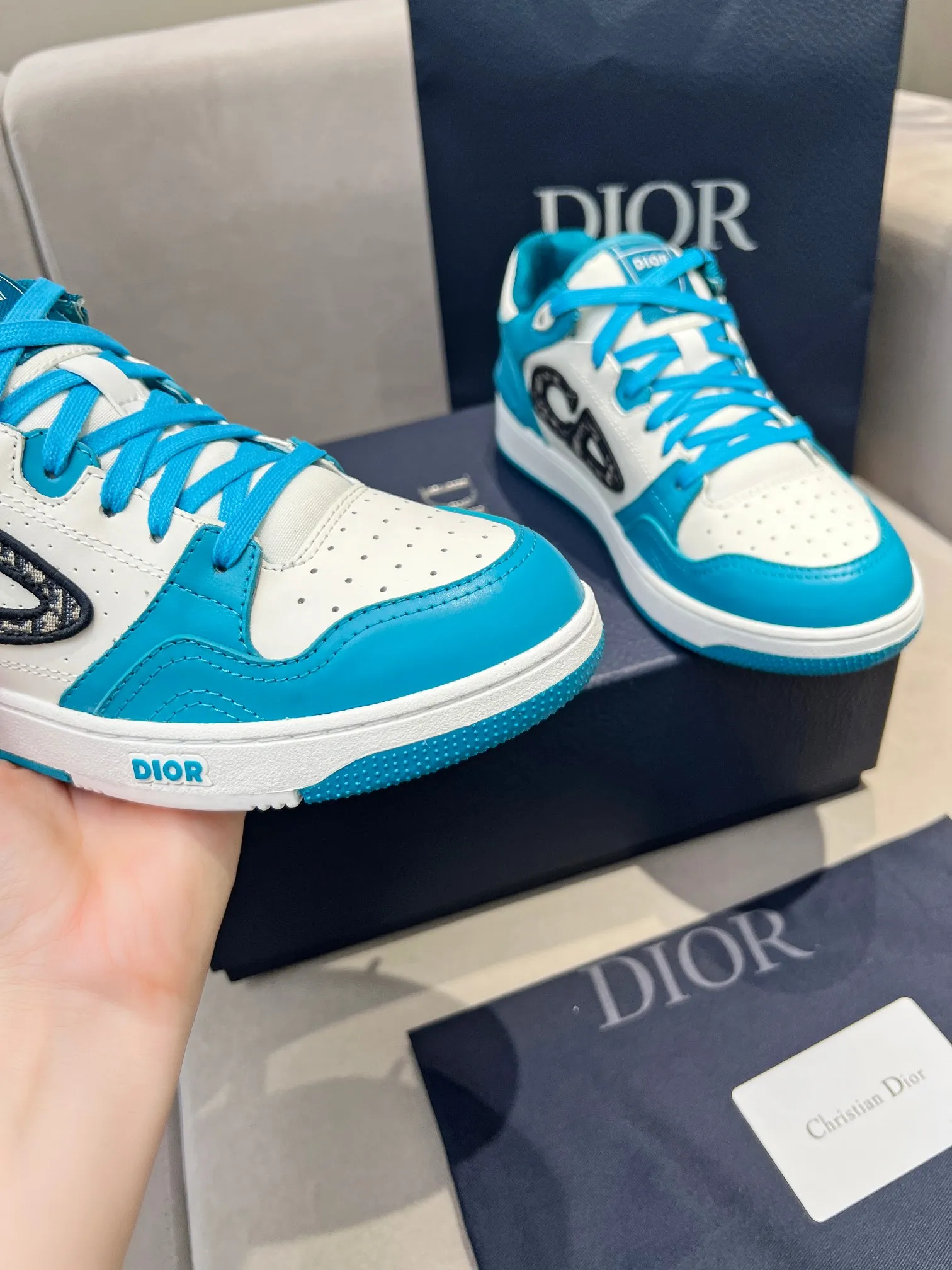 Men's Men's Shoes 💰600 Dior DiorB57 top version of low-top sneakers! ! ! Green with beige smooth first-layer cowhide, fully oiled edges, T men's shoes 💰U outsole.  The 2024 autumn men's wear series has made a wonderful debut, a new classic item launched by Dior. Crafted from smooth first-grain cow leather in vibrant green and beige, it's accented with tonal Oblique embossed labels on the sides. The distinctive laces of the same color match the color of the shoe body, and the opening and closing are decorated with various classic details on the tongue, sole and back side to enhance the style. The eyelet details, upper stitching and heel strip panels of the same color highlight the dynamic charm of its sports style. Exclusive two-color molded T men's shoes 💰U outsole is light, comfortable, non-slip and wear-resistant, the mesh lining and feet are customized with original colors, soft and breathable. Exquisite production technology highlights the grade, and can be matched with all kinds of clothing to create a refined look.